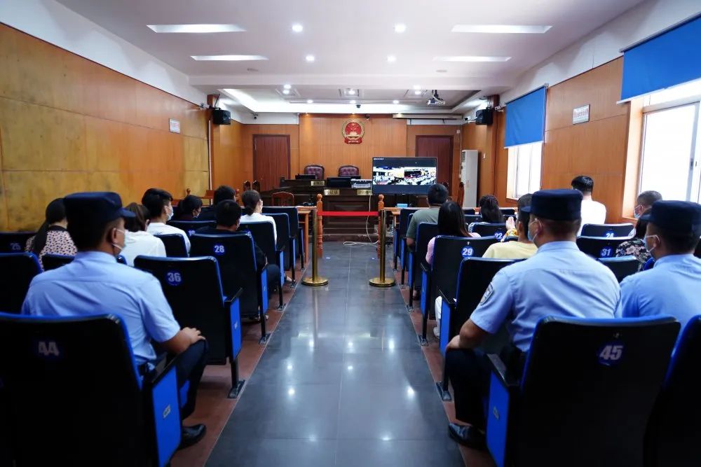 颍上法院公开开庭审理白术俊等20名被告人涉恶犯罪一案