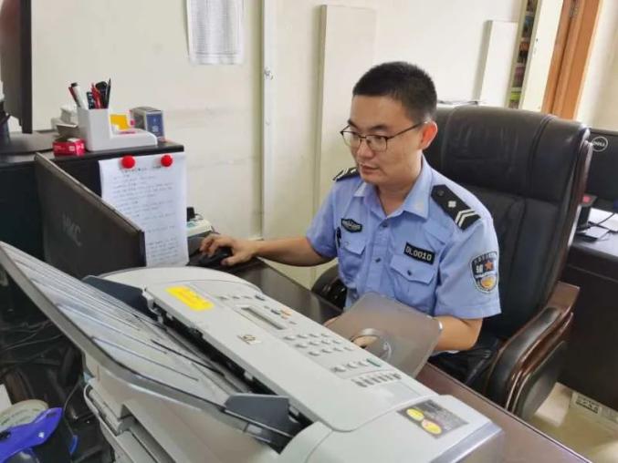 你跪地救人的样子真帅