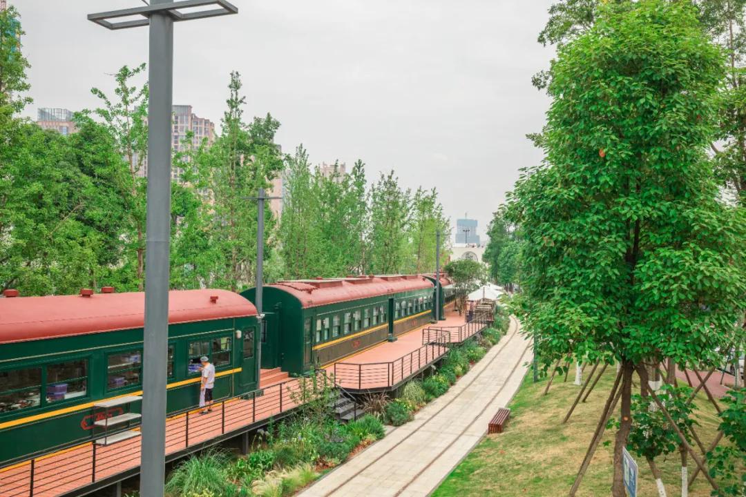的绿皮火车k160次列车在成都市成华区二仙桥公园里是一种怎样的体验吗