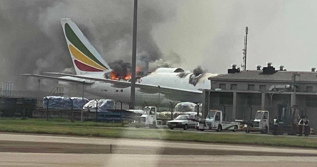上海浦东机场一货机起火,机身被烧穿……埃航回应:正调查