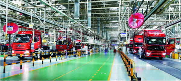 一汽解放卡车厂总装车间内,工人在装配车辆. 张扬 摄