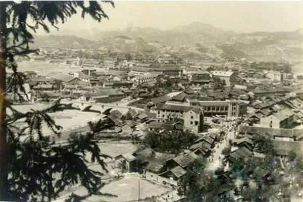 图中三层塔为文昌阁,1958年被拆除)三穗县(春时的镇远县城)(1983年的