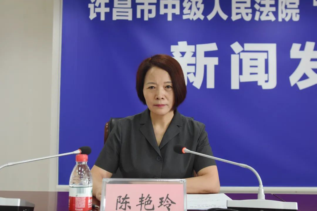 河南许昌十余家媒体记者走进法院采访扫黑除恶工作现场打call