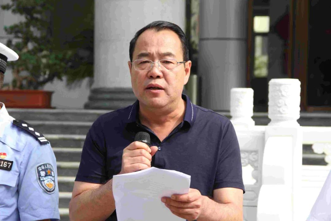 市农商行副行长焦田丰同志,市环卫服务中心主任石建新同志以及50名