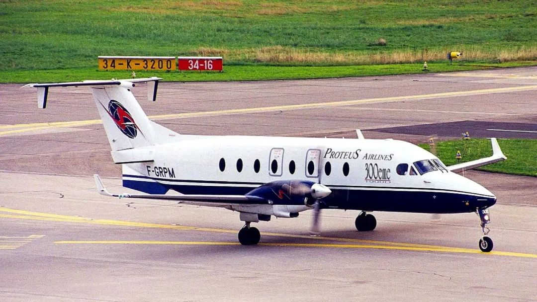 图6,706号航班的比奇1900d型飞机调查员决定将两架飞机的残骸重新拼接