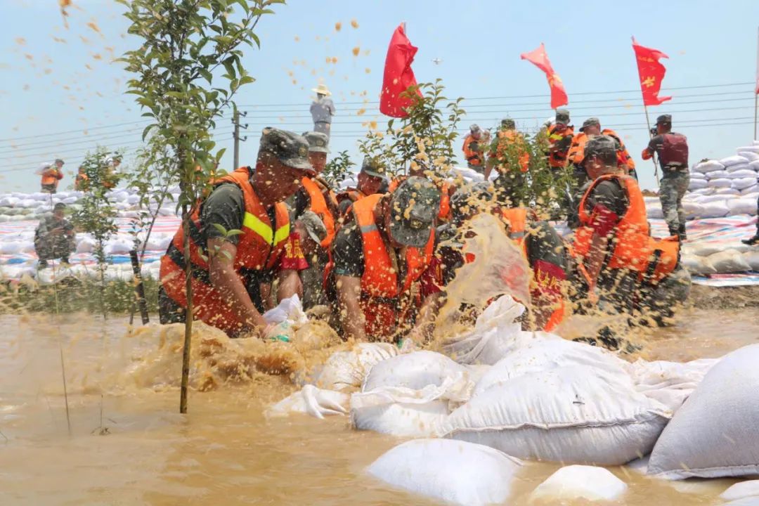 前线瞬间丨妈妈团组队上堤坝抗洪官兵直呼真的爱了