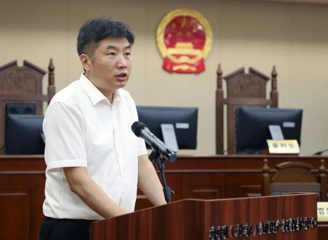 庭建设情况,杨柏勇专委和潘新胜副局长共同为知识产权巡回审判庭揭牌