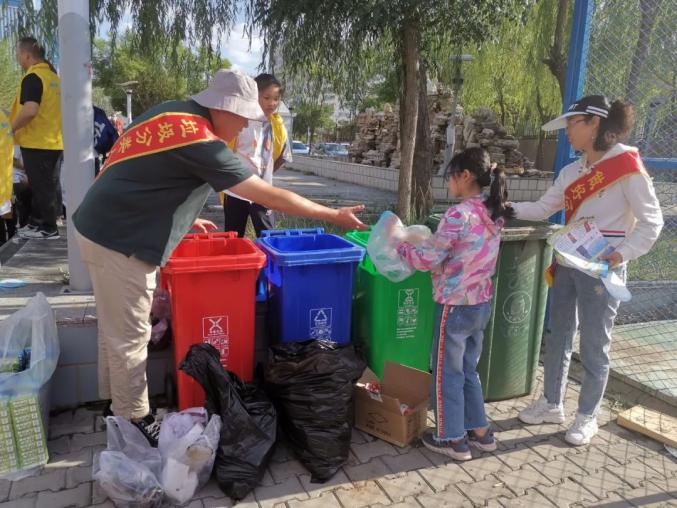 “吃”垃圾 “吐”现金 ！东胜街头的这个“黑科技”厉害了！