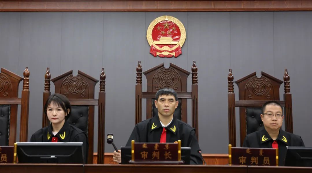 日上午8时,在霍林郭勒市人民法院第六审判庭内,随着清脆的法槌声响起
