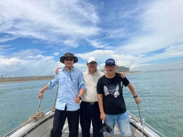 工作团队合影(左边为广科院机器人学院副院长余正泓博士)