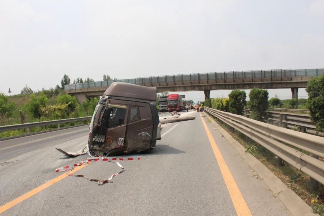 事故前方数米远的地方7月4日上午10时许,在京沪高速北京方向152公里处