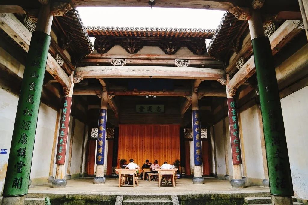 月沼为电影《卧虎藏龙》玉娇龙点水而过的拍摄地,为宏村游人最为聚集