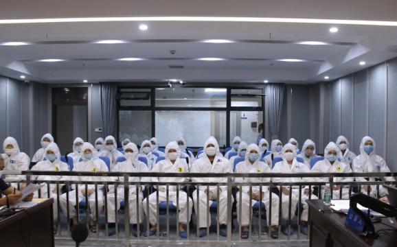 临湘法院开庭审理梅焱,王岭军等14人恶势力犯罪集团案