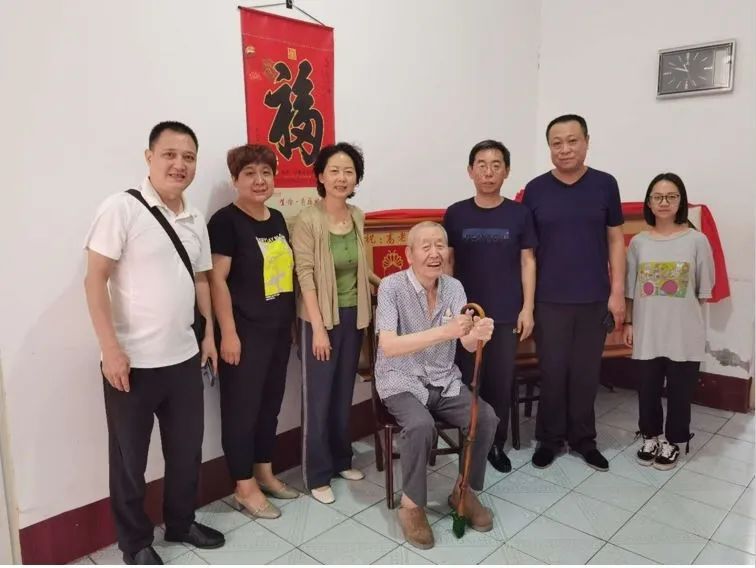 市委老干部局副局长郭临平,市交通运输局四级调研员李春香一行走访