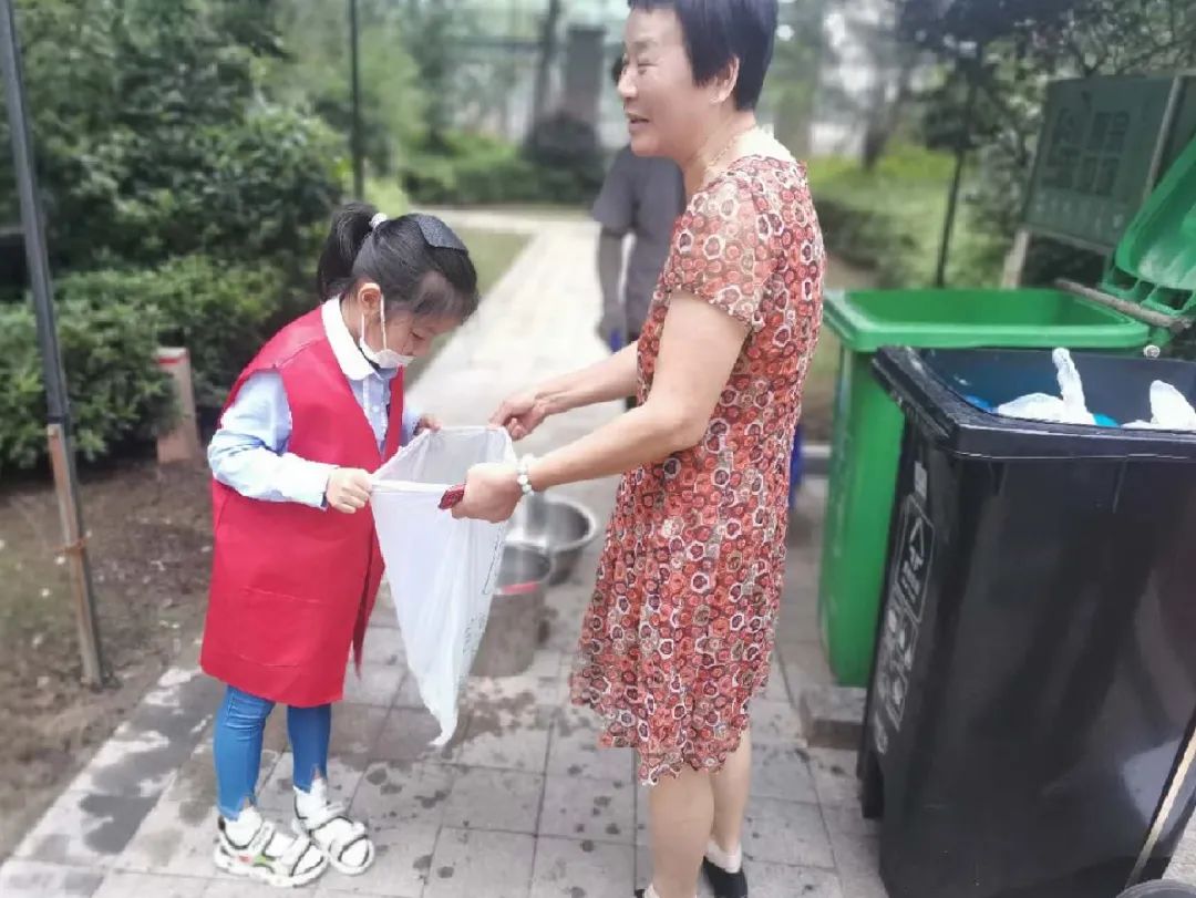 陈倪路社区青少年志愿者和巾帼志愿者一起捡拾白色垃圾,清理小区卫生