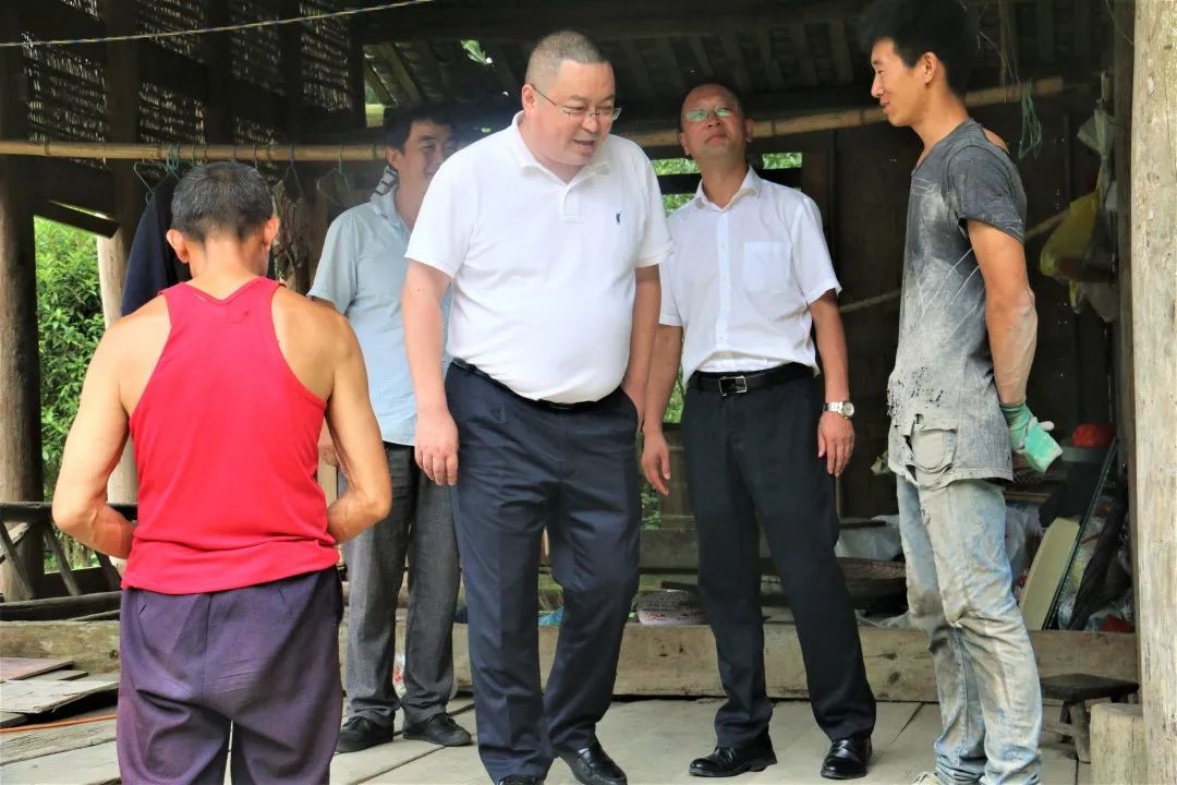 秦长春院长看望贫困户并指导善感乡脱贫攻坚工作