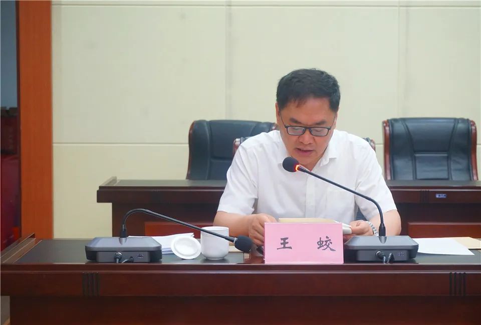 王蛟就政府系统办理代表建议工作讲了具体意见,提出了详细的落实措施.