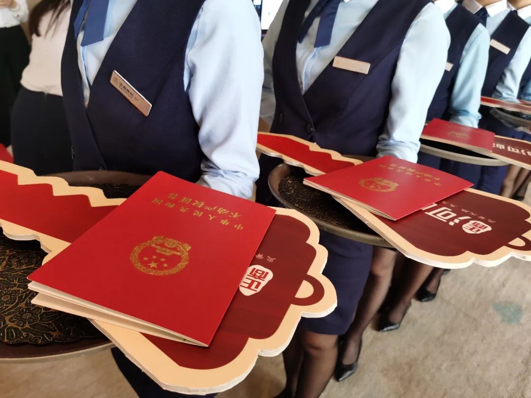 一手领钥匙一手拿房本儿郑州市内五区开启交房即发证时代