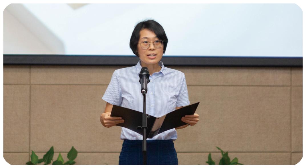 张金玉,卢颖两位年轻审判长分别朗读了《拾年》和《边走边唱》,回顾了