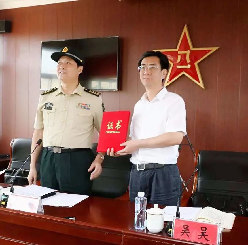 刘来贵宣读了中共徐州军分区委员会关于吴昊同志任中共沛县人武部委员