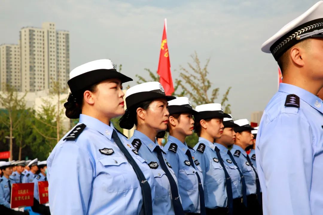 菏澤高速交警民警輔警方隊雙雙榮獲全市公安交警系統隊列指揮手勢比武