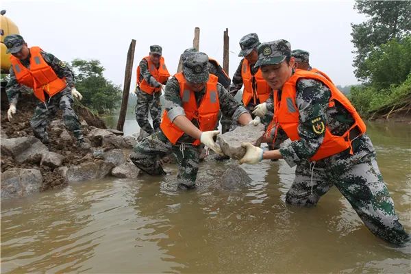 有子弟兵在老百姓心里非常踏实河南省委书记王国生看望奋战在抗洪一线