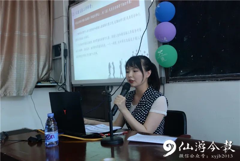 大济中学老师活动中,瑞容爱心协会向10名品学兼优的困难学生分发助学