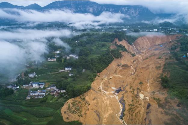 连续强降雨致沙子坝出现滑坡泥石流湖北恩施市政府已转移群众1963户