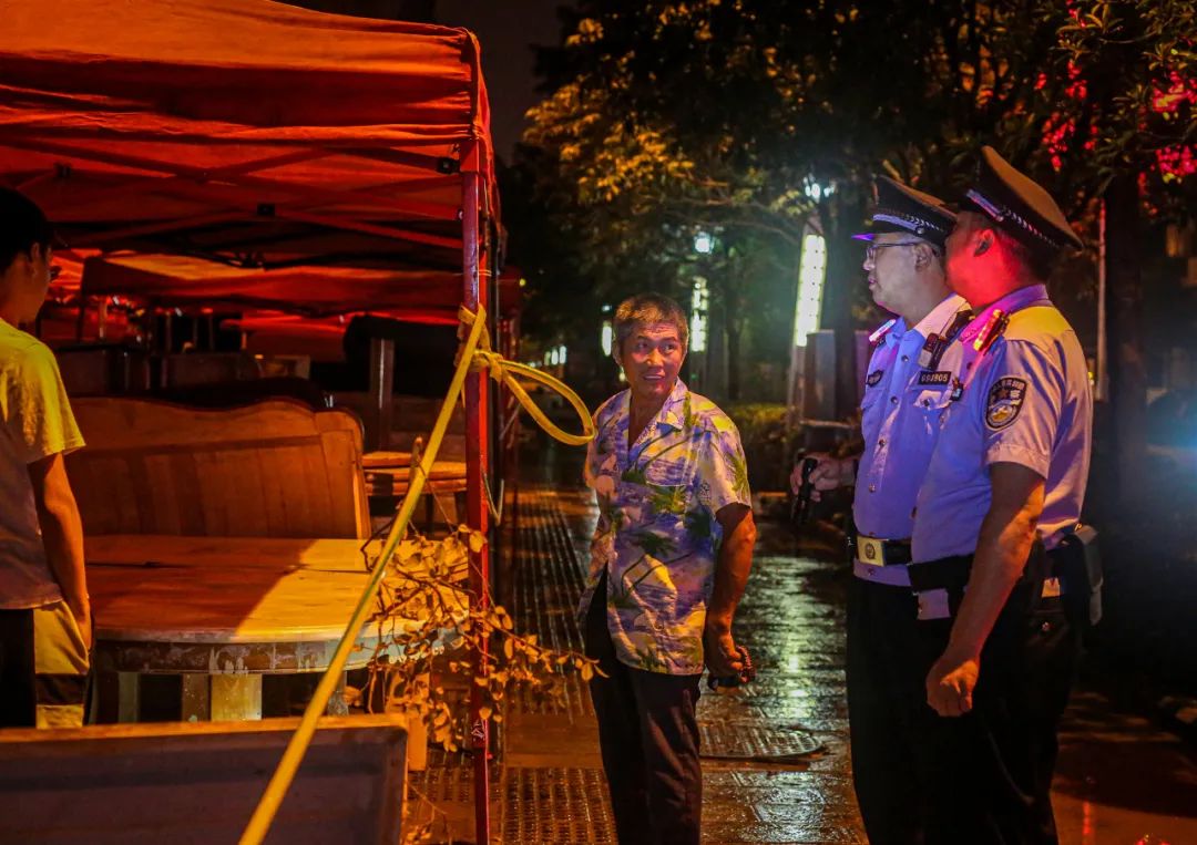 警灯常亮通宵巡逻点亮恩施城区平安灯