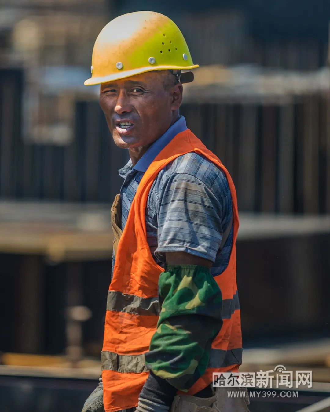 骄阳似火向农民工兄弟致敬