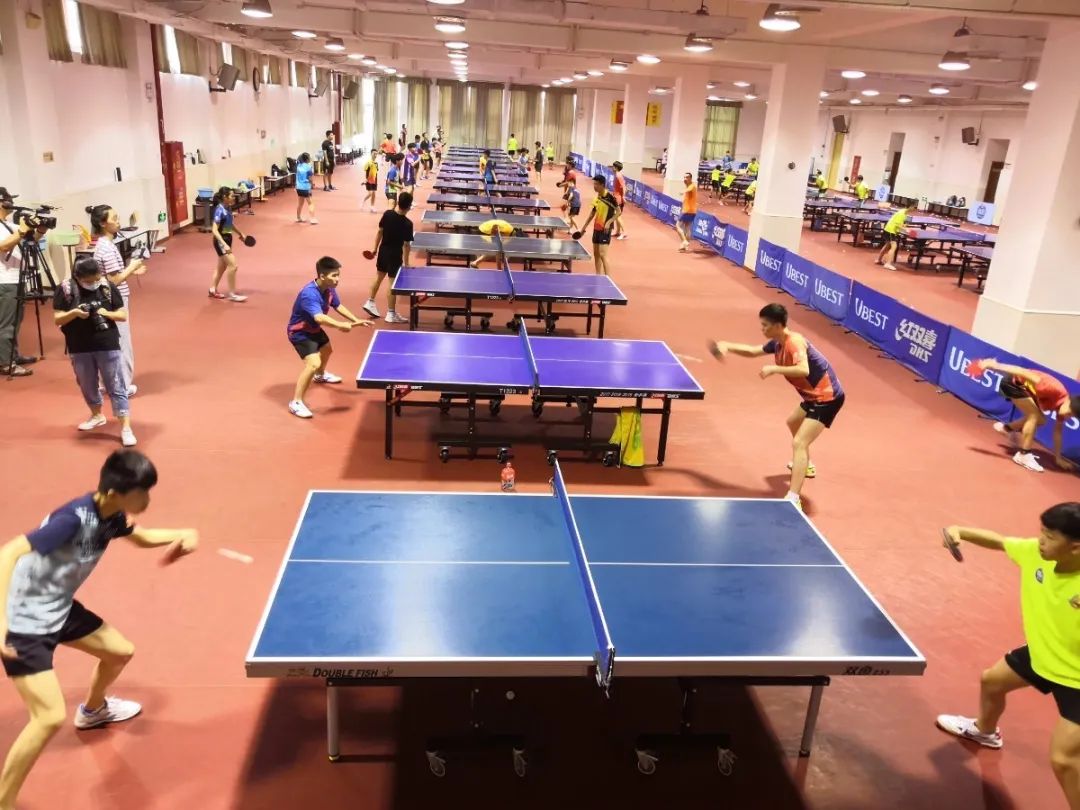 生龙活虎宝山这里的青少年乒乓球训练正如火如荼地进行中