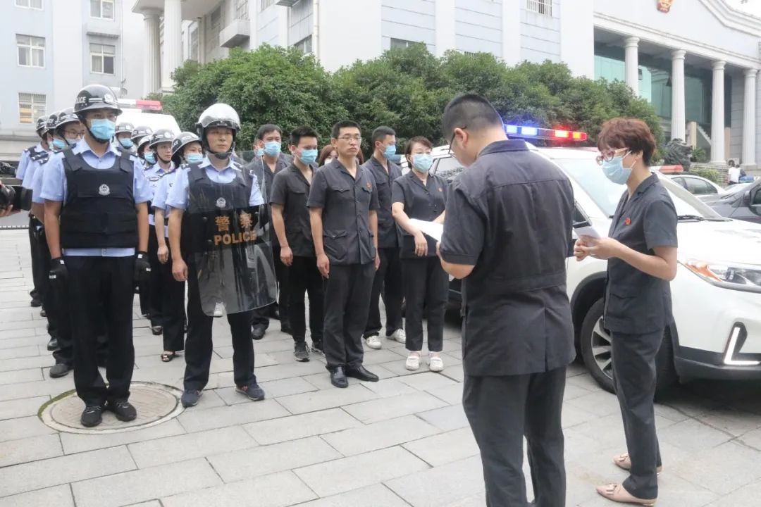 雨花台区法院11名执行人员,书记员及14名法警迅速集结,展开集中执行