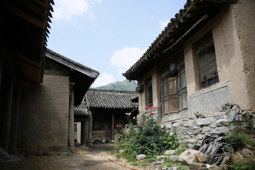 倚树傍山,木梁青瓦,百年老宅诉说历史变迁