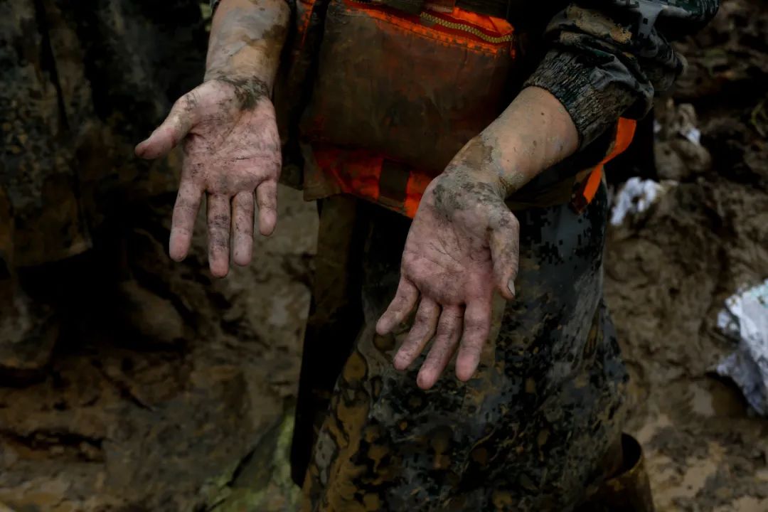 前线瞬间请记住这只手