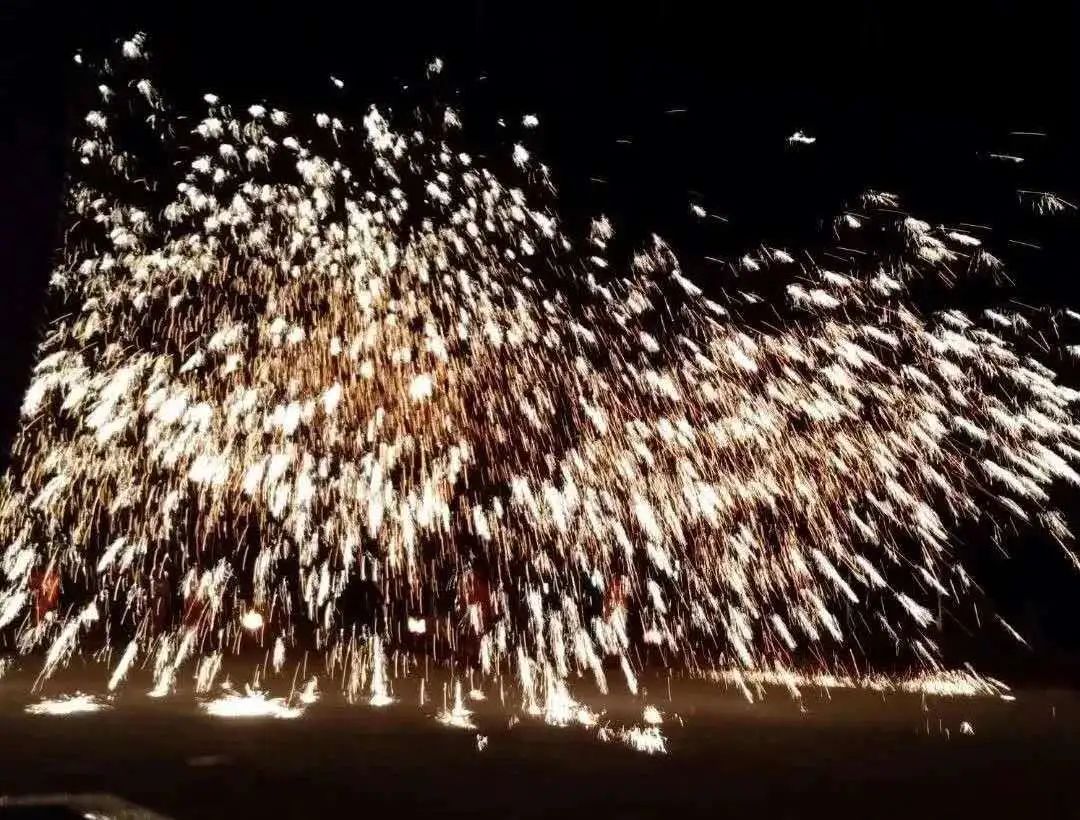 打铁花01你想不到的精彩还有很多狂热火把节花式泼水节万国马戏团狂吃