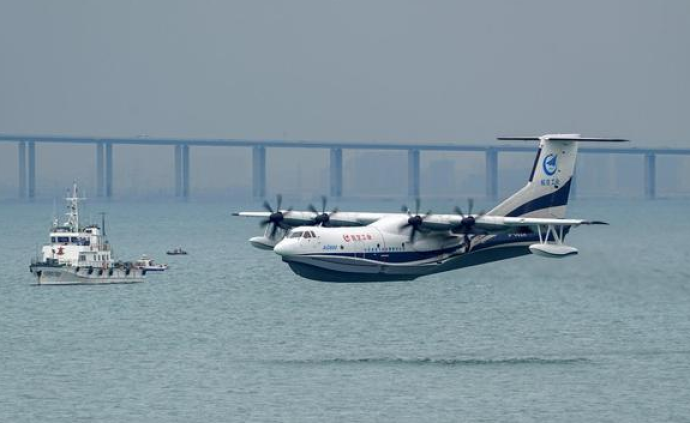 水陆两栖飞机“鲲龙”AG600海上首飞成功