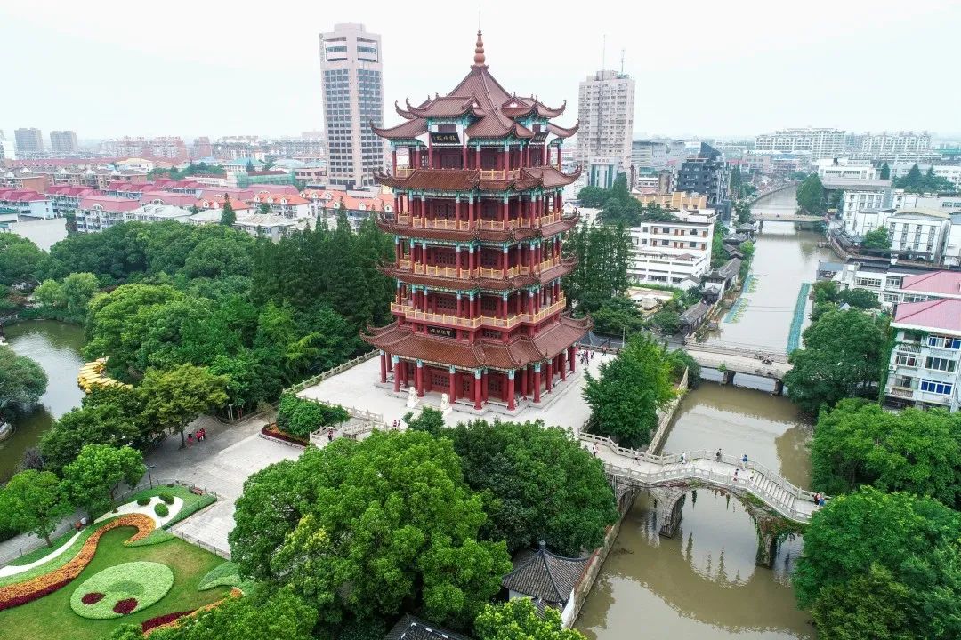 "鹤鸣楼"楼身悬挂的五块牌匾均由全国著名书法家题字,正匾"鹤鸣楼"三