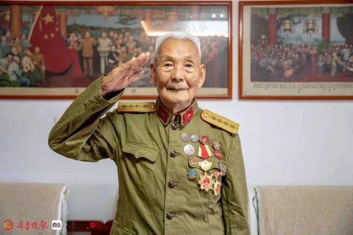 壹点头条92岁老兵许敦杰只身一人智擒百余名敌人泛黄军装上挂满军功章
