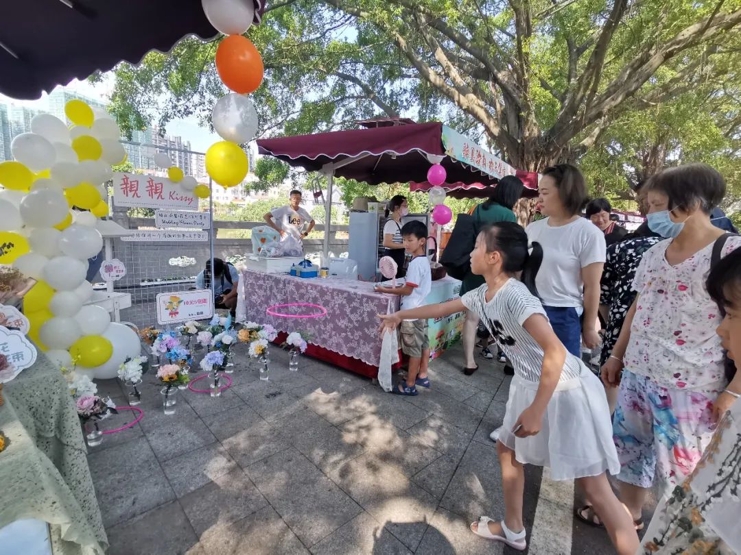 市民在集市玩游戏互动.