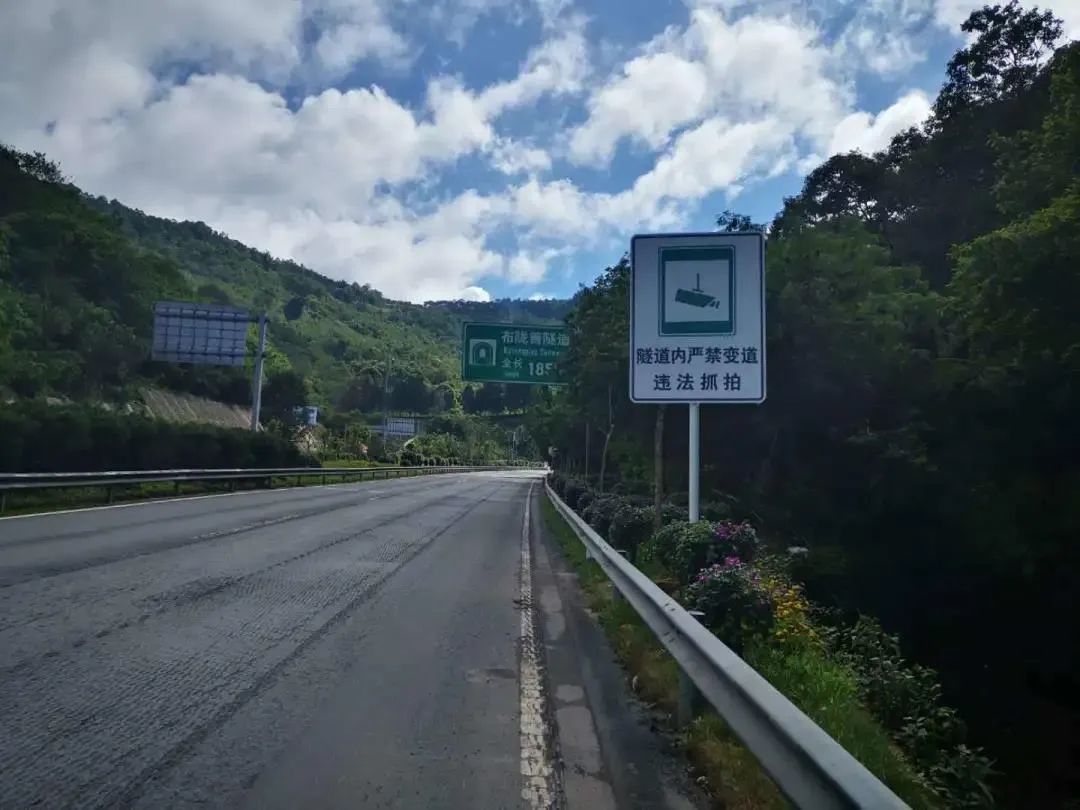 提醒师傅们注意昆磨高速公路4套隧道内变道抓拍系统8月1日启用