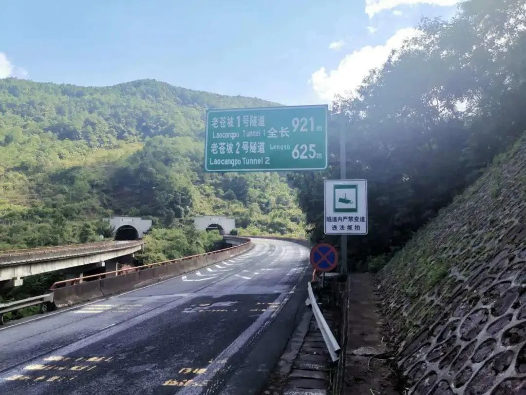 提醒师傅们注意昆磨高速公路4套隧道内变道抓拍系统8月1日启用