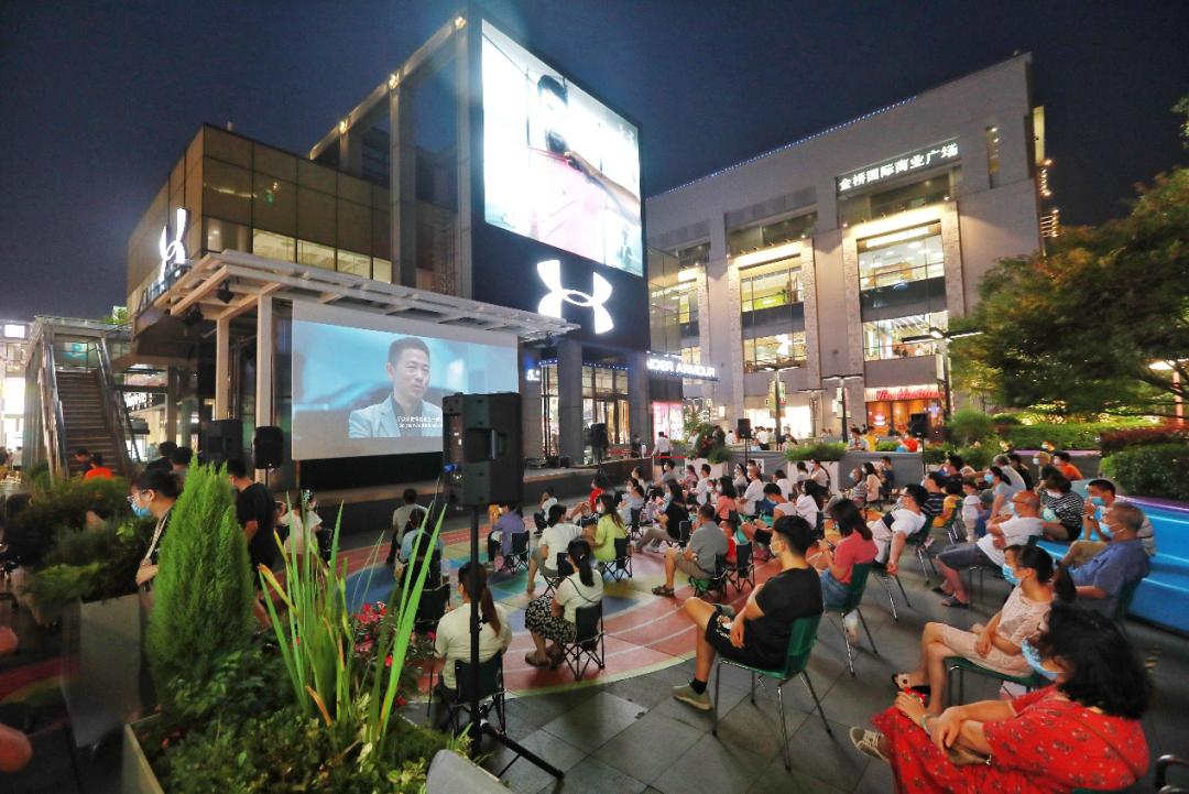 上影节首推露天展映小布带你去金桥国际看露天电影啦