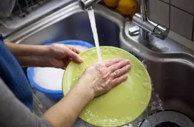 在意洗碗伤"手"吗?试一试自制的纯天然"洗洁精"