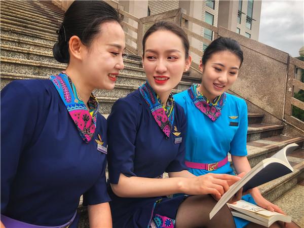 昆明航空客舱服务部三中队牵头组织中队空乘前往云南省图书馆,开展"