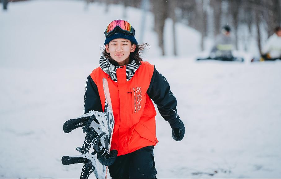 苏翊鸣小时候滑雪图片图片