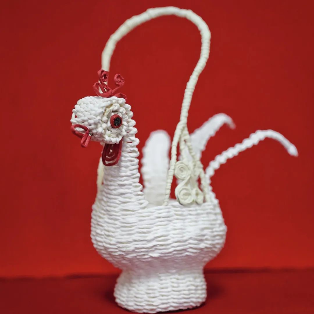 经线用的是内裹铁丝的纸绳,通过铁丝的支撑固定作品的形状;纬线则用