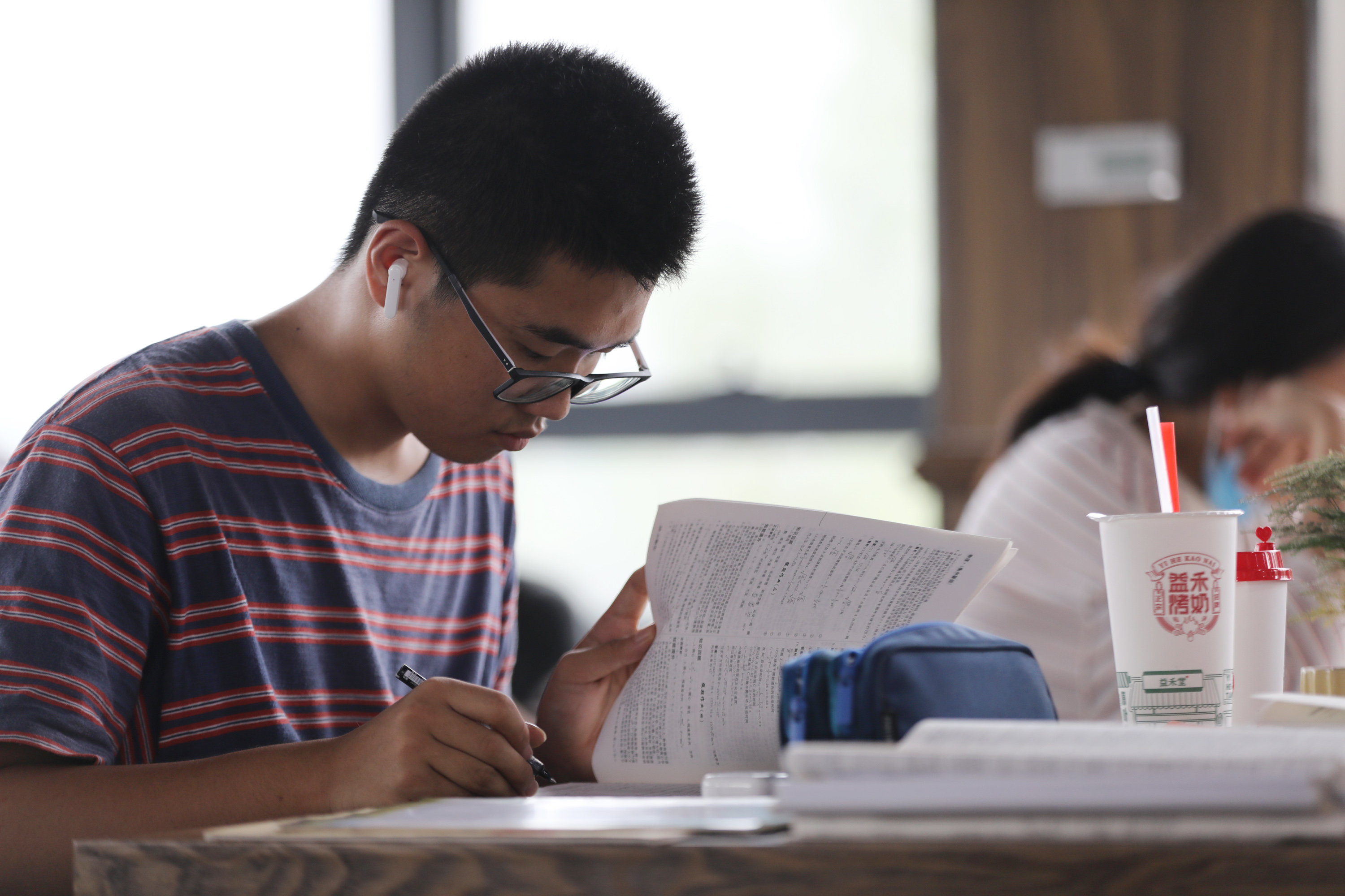 7月27日,一名大学生在河南省焦作市温县子夏书屋读书学习.