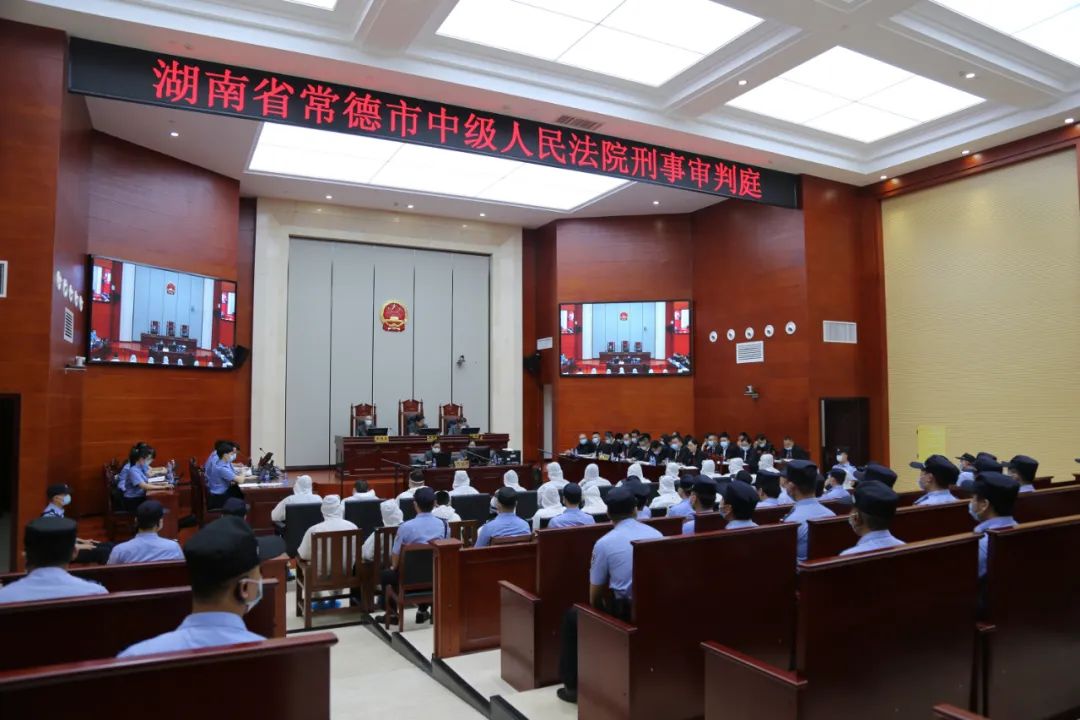 7月14日,王猛涉黑第一案在常德市中级人民法院一审公开开庭,王猛等15