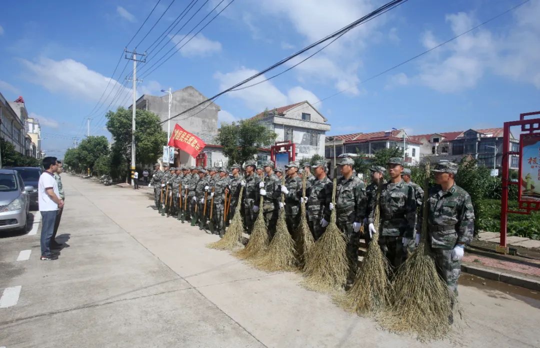 海上民兵应急分队100余名官兵,由军地领导亲自带队,分赴赣马镇大高巅