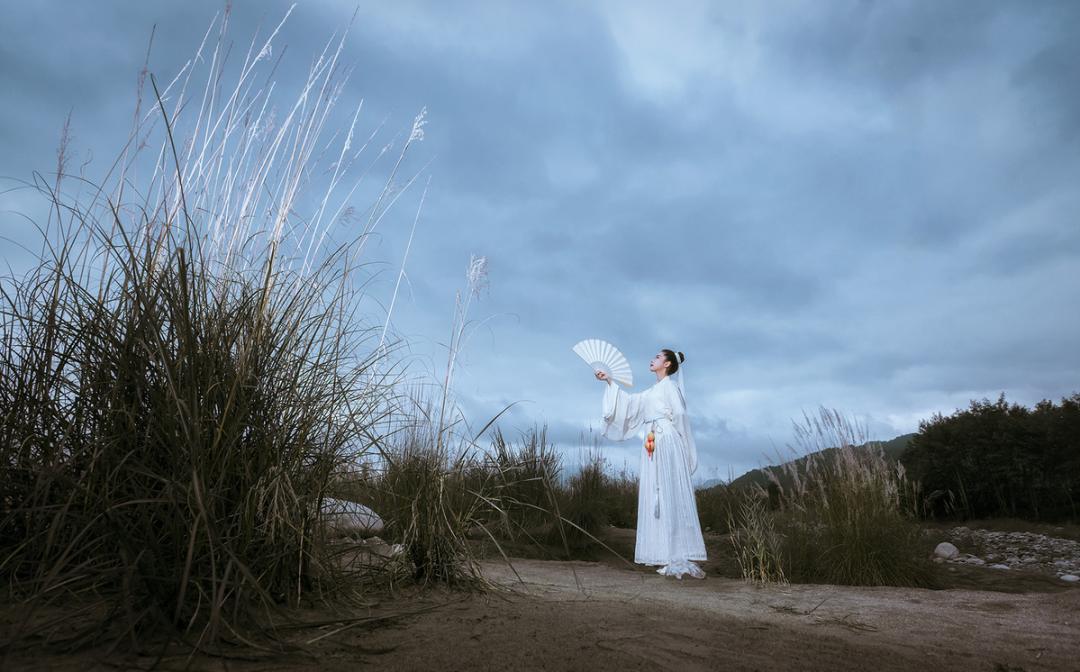 异地他乡的游子总会想起故乡故土,牵挂远方的家人.